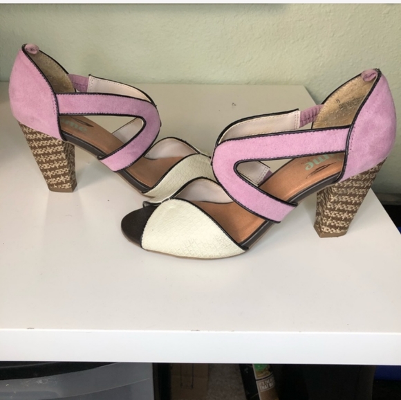 Pink and white heels - Picture 4 of 4